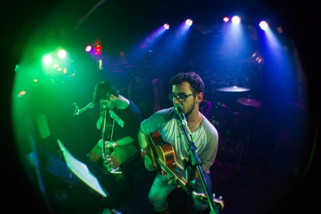 Acustico de Mateus Mello e seu brother João Roberge Eau Salée, Santa Catarina. . Foto: João Guilherme Santos.