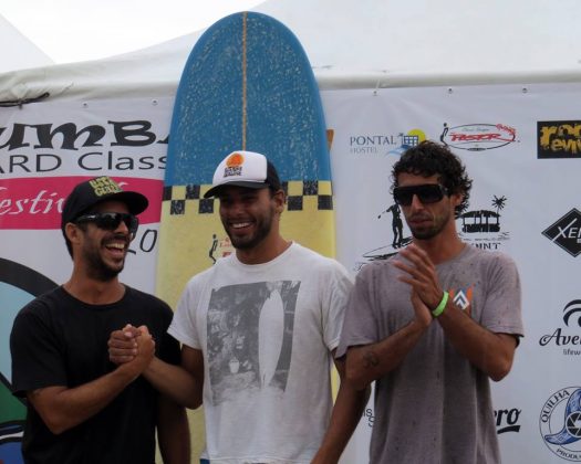 Jaime Viudes, Thiago Mariano e Augusto Olinto. Macumba Longboard Classic. Foto: Paulo Durão.