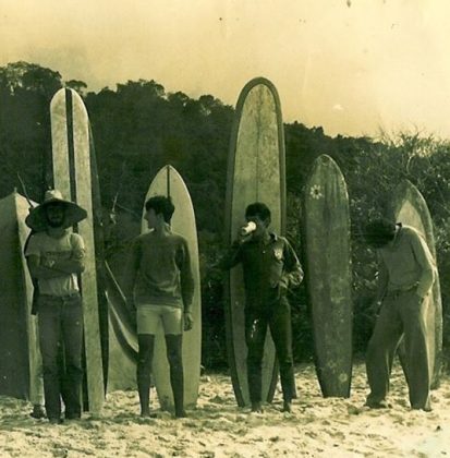 Os homenageados em 2015 entre Marcos Andrade e Fabio Kodama, da diretoria da Santos Surf. Foto: Miguel Soares.