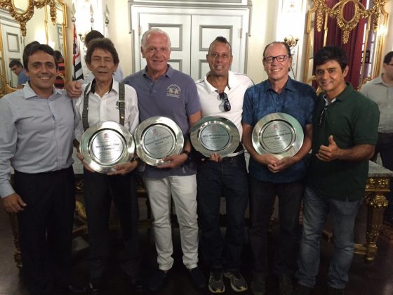 Os homenageados em 2015 entre Marcos Andrade e Fabio Kodama, da diretoria da Santos Surf. Foto: Miguel Soares.