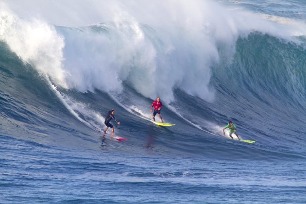 Ricardo Taveira e Kelly Slater, Swell El Niño, Waimea Bay. Foto: Gary Miyata.