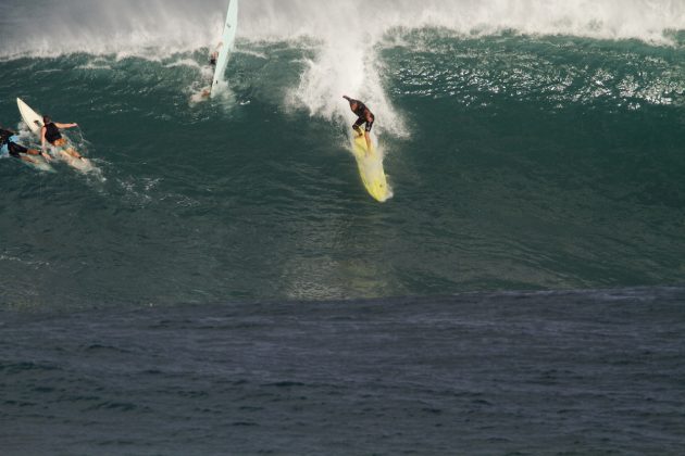 Guto Gutemberg  Photo Gary Myata, , Swell El Niño, Waimea Bay. Foto: Gary Miyata.