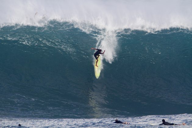 Drop kamikase, Swell El Niño, Waimea Bay. Foto: Gary Miyata.