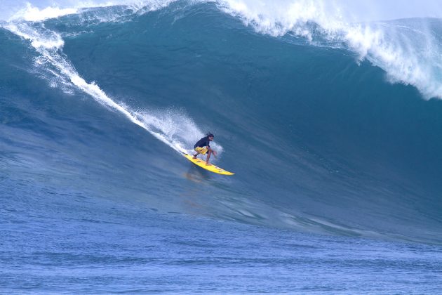 Diego Santos, Swell El Niño, Waimea Bay. Foto: Gary Miyata.