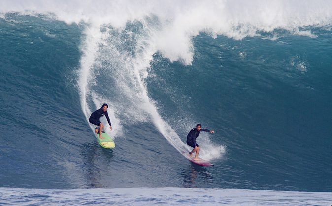 Danny Fuller e Ricardo Taveira, Swell El Niño, Waimea Bay. Foto: Gary Miyata.