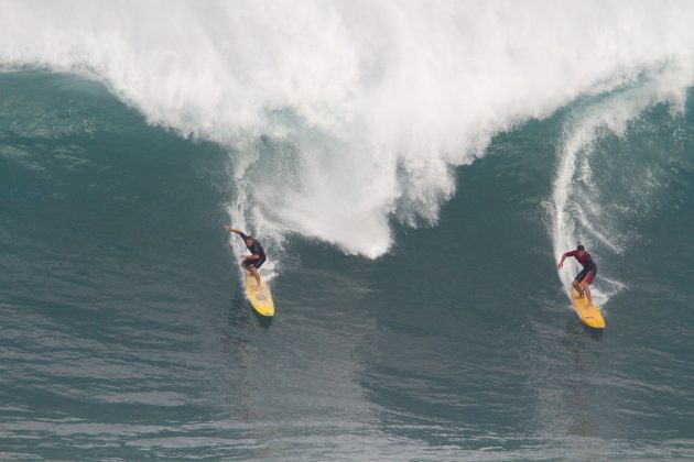 Andrew Marr e Zeke Lau, Photo Gary Miyata, , Swell El Niño, Waimea Bay. Foto: Gary Miyata.