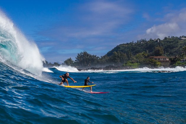 Ricardo Taveira e Chris Oros, Swell El Niño, Waimea Bay. Foto: Thiago Okasuka.