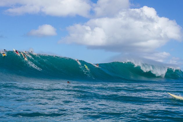 Ross Clarke Jones dropando atra?s do pico, Swell El Niño, Waimea Bay. Foto: Thiago Okasuka.