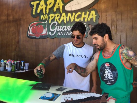 Gabriel Medina e Marcello Macarrão, Rip Curl Grom Search 2016, Praia da Ferrugem, Garopaba (SC). Foto: Basílio Ruy.