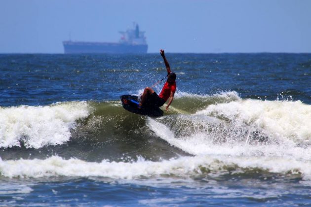 Categoria drop knee. Festival ASEEL de Surf e Bodyboarding, Itararé, São Vicente. Foto: Miguel Soares.