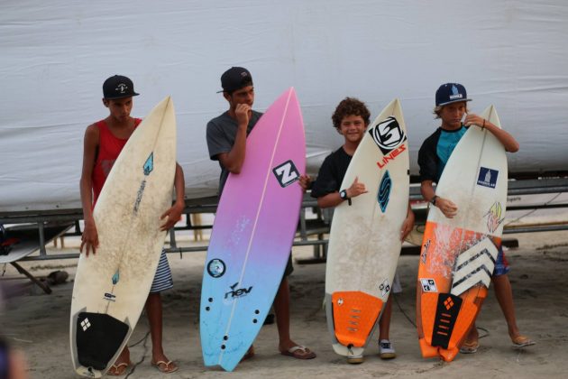 Pódio categoria mirim. Festival ASEEL de Surf e Bodyboarding, Itararé, São Vicente. Foto: Miguel Soares.