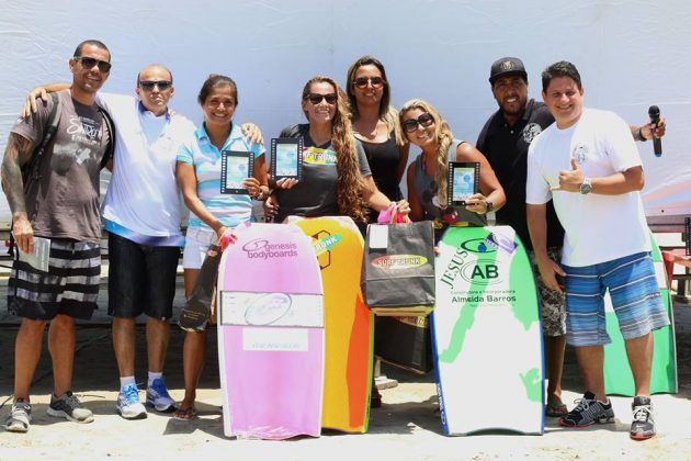 Pódio feminino open. Festival ASEEL de Surf e Bodyboarding, Itararé, São Vicente. Foto: Miguel Soares.