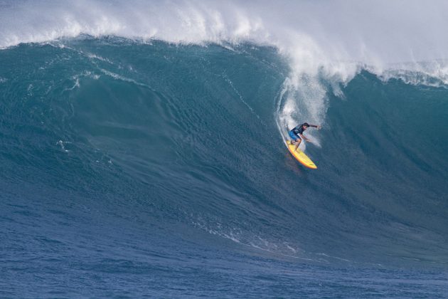 Danilo Couto, Waimea Bay, Havaí. Foto: Gary Miyata.