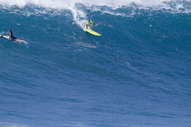 Esse garoto tem 17 anos de idade, Waimea Bay, Havaí. Foto: Gary Miyata.