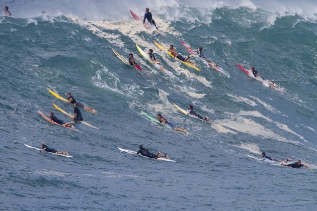 Crowd, Waimea Bay, Havaí. Foto: Gary Miyata.