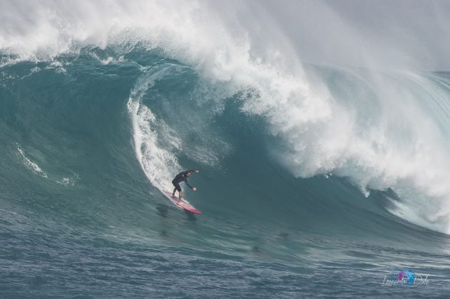 Ricardo Taveira, Waimea Bay, Havaí. Foto: Bruno Vicaria e Rodolpho Siqueira.