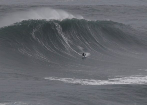 Fabiano Tissot. Canhão de Nazaré, Portugal. . Foto: Guilherme Delarue.