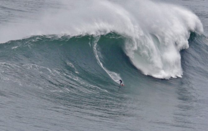 Thiago Jacare?. Canhão de Nazaré, Portugal. . Foto: Guilherme Delarue.