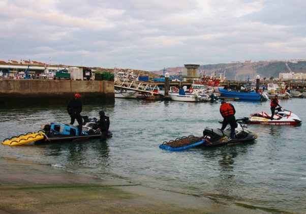 Equipe Atowinj pronta para a ação. Canhão de Nazaré, Portugal. . Foto: Arquivo pessoal.