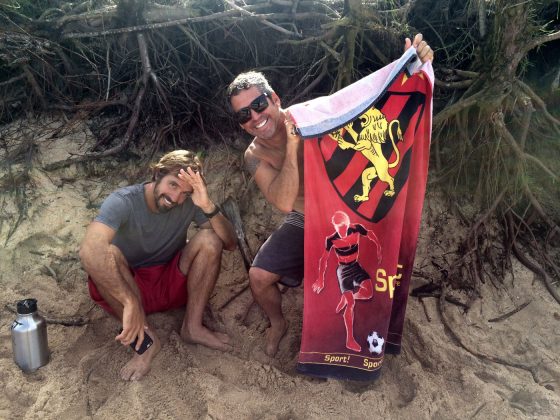 Guilherme Tâmega e Fabio Gouveia: descontração nas areias de Pipe, Havaí. Foto: Arquivo pessoal Fábio Gouveia.