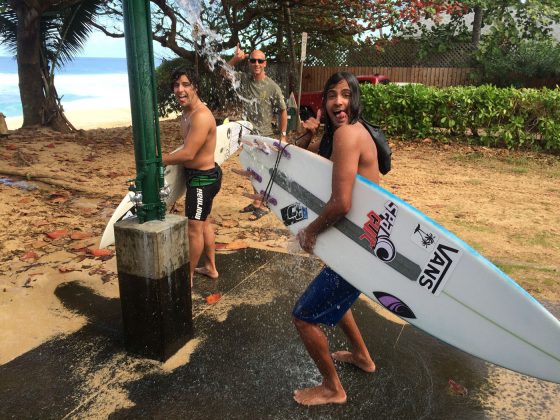 Ian Gouveia, Sylvio Mancusi e Diego Silva zoando após a session em Pipe, Havaí. Foto: Arquivo pessoal Fábio Gouveia.