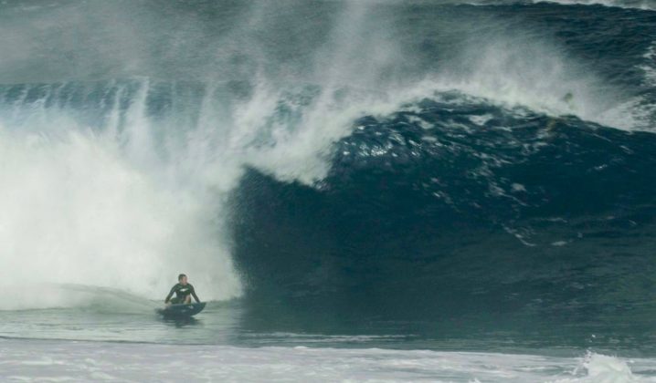 Fabio Gouveia em Pipeline. Frame: Gabriel Novis Havaí. Foto: Arquivo pessoal Fábio Gouveia.