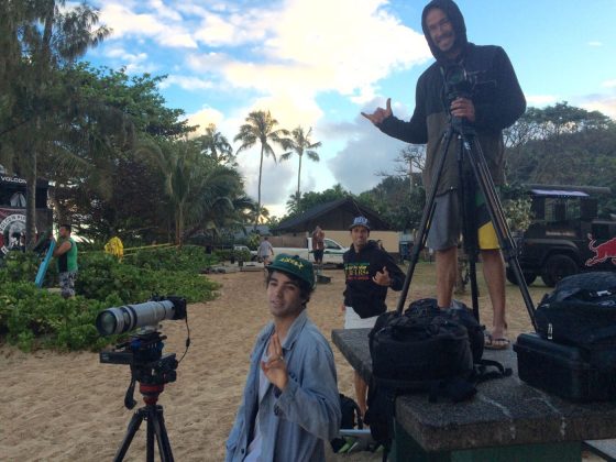 Os videomakers Gabriel Novis e Kaléu Wildner,com Bino Lopes ao fundo. Ehukai Beach Park, Havaí. Foto: Arquivo pessoal Fábio Gouveia.