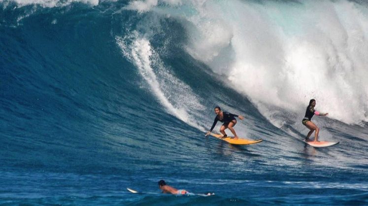 As brasileiras Raquel Heckert e Silvia Nabuco dividindo a onda em Sunset Beach, Havaí. Foto: Robert Mcmillen.