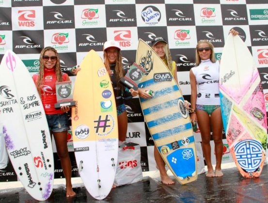 Pódio Feminino, Rip Curl Grom Search 2016, Praia de Itaúna, Saquarema (RJ). Foto: Basílio Ruy.