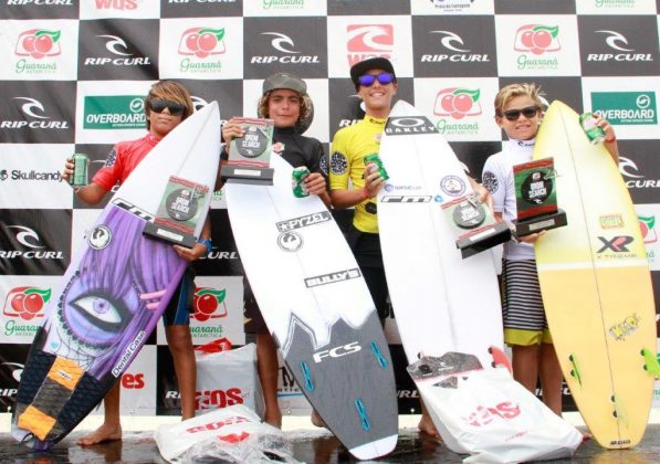 Pódio Iniciante, Rip Curl Grom Search 2016, Praia de Itaúna, Saquarema (RJ). Foto: Basílio Ruy.