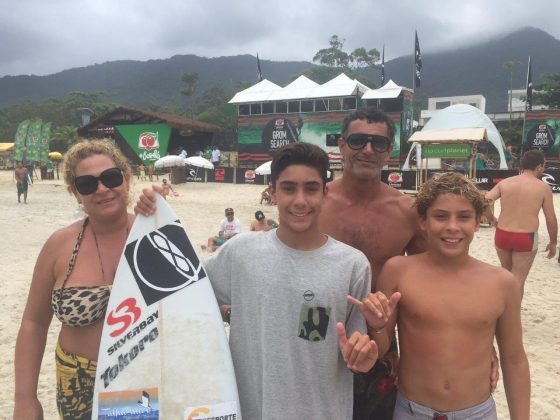 Leo Barcelos e família, Rip Curl Grom Search 206, praia de Maresias, São Sebastião (SP). Foto: Gerson Kaestner.