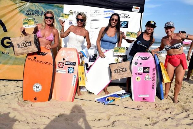 Pódio Feminino. Foto: Jarbas Soares. Morcego Open de Bodyboard, Praia Brava de Itajaí (SC). Foto: Miguel Soares.