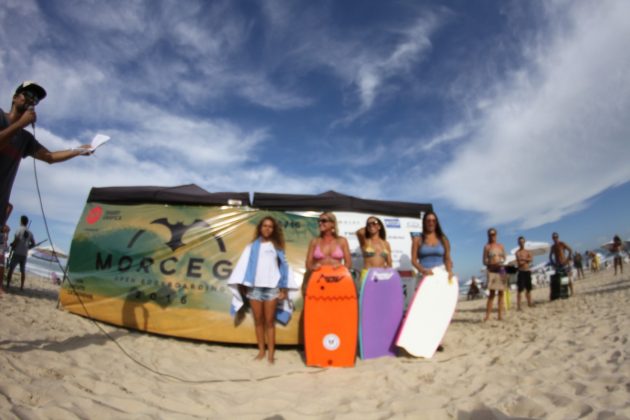 Pódio Amador Feminino. Foto: Dojule. Morcego Open de Bodyboard, Praia Brava de Itajaí (SC). Foto: Miguel Soares.