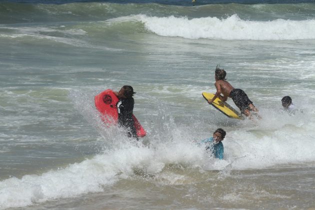 Escolinha. Foto: Dojule. Morcego Open de Bodyboard, Praia Brava de Itajaí (SC). Foto: Miguel Soares.