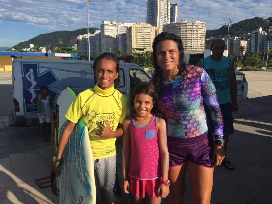 Theo, Yasmin e Milena, Circuito Santos Surf 2016, Quebra-Mar. Foto: Ivan Storti /  FMA Notícias.