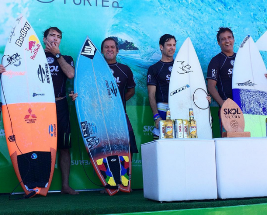 Carlos Burle, Fabio Gouveia, Armando Daltro e Christiano Spirro na Praia do Forte. Foto: Lyfe Azevedo.