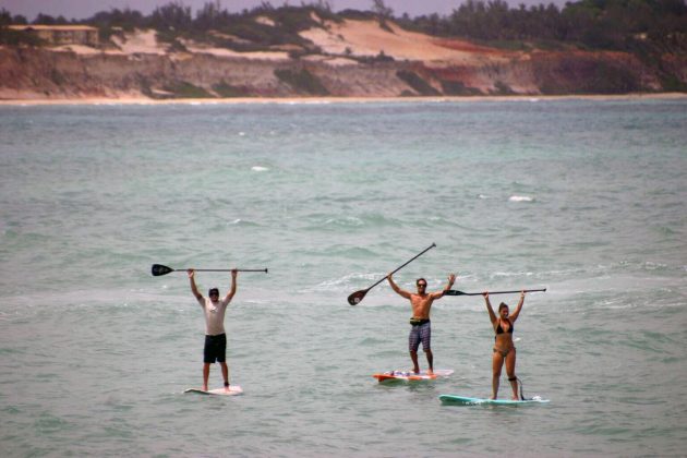 JulianoGorski, Mariane Laureanti e Serginho Laus, Praia do Madeiro. Baia dos Golfinhos, Pipa (RN). Expedição Brasil. Foto: SNS Fábrica de Ideias e Projetos.