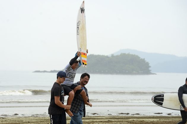 Takeshi Oyama Circuito Surf Talentos Oceano, Balneário Camboriú (SC). Foto: Marcos Credie.