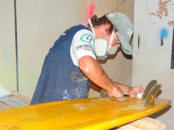 Shapers se unem para reformar pranchas da Escola de Surf de São Vicente. Foto: Alex Costa.