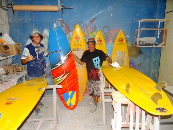 Shapers se unem para reformar pranchas da Escola de Surf de São Vicente. Foto: Alex Costa.