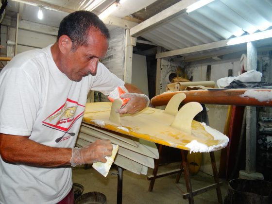 Shapers se unem para reformar pranchas da Escola de Surf de São Vicente. Foto: Alex Costa.