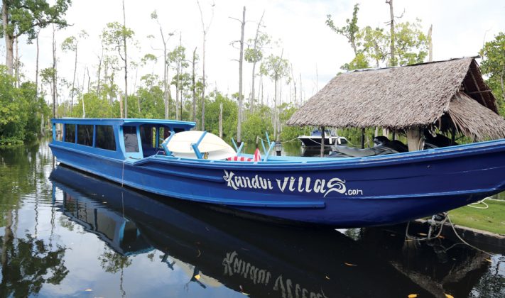 A barca do Kandui Villas preparada para mais um dia de ondas. – Foto Gilberto Debelian Kandui Villas. Foto: Arquivo pessoal.