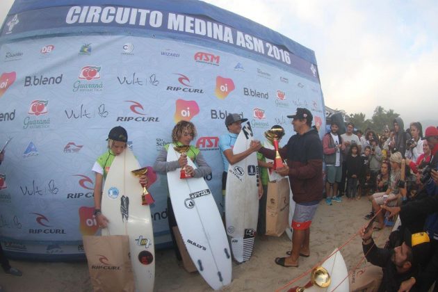 Pódio Masculino sub14 Circuito Medina ASM 2016, Maresias, São Sebastião. Foto: Sebastian Rojas.