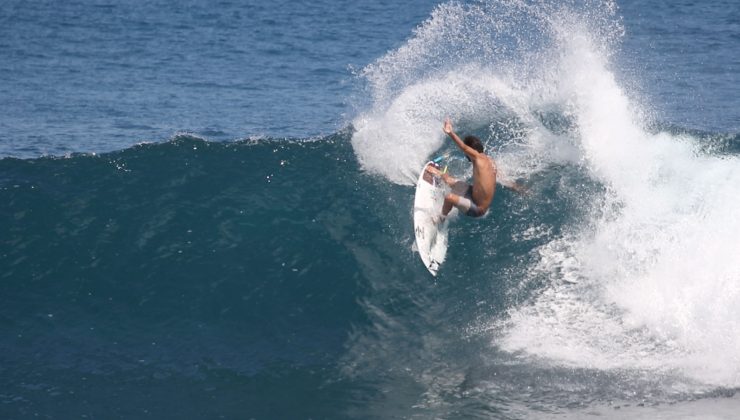 Caio Faria, Lakey Peak, Indonésia. Foto: Divulgação Hang Loose.