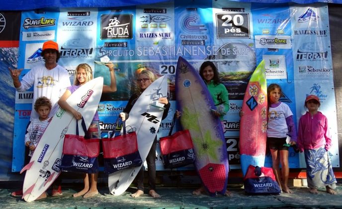 Pódio Feminino sub12 Sebastianense de Surf, praia da Baleia, São Sebastião. Foto: Waltinho Adil.