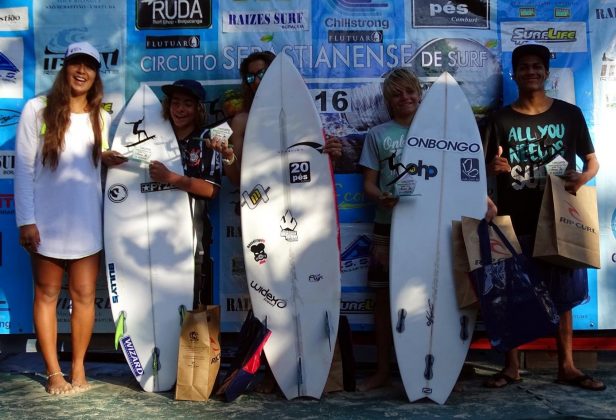 Pódio Mirim Sebastianense de Surf, praia da Baleia, São Sebastião. Foto: Waltinho Adil.