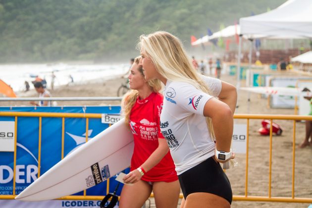 Brittani Nicholl e Ella Williams, ISA World Surfing Games 2016, Playa Jacó, Costa Rica. Foto: ISA / Jimenez.