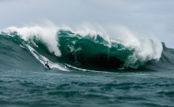 Qual a grossura desse lip? André Luiz vira para a direita em busca de abrigo.  Laje da Jagua, Jaguaruna (SC). Foto: Guilherme Reynaldo.