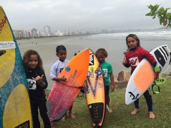 Atletas da Petit Hang Loose Surf Attack, Quebra-Mar, Santos. Foto: Adriana Berlinck.