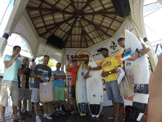 Pódio Grand Master, CBSurf Brasileiro Master 2016, Costa do Sauípe (BA). Foto: Silvia Winik.